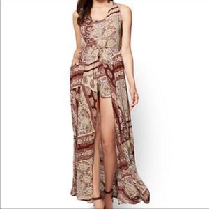 🎃Paisley Maxi dress with shorts in the front. High split